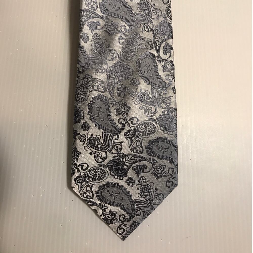 Kiss Ties Silver Paisley Classic Wide Necktie